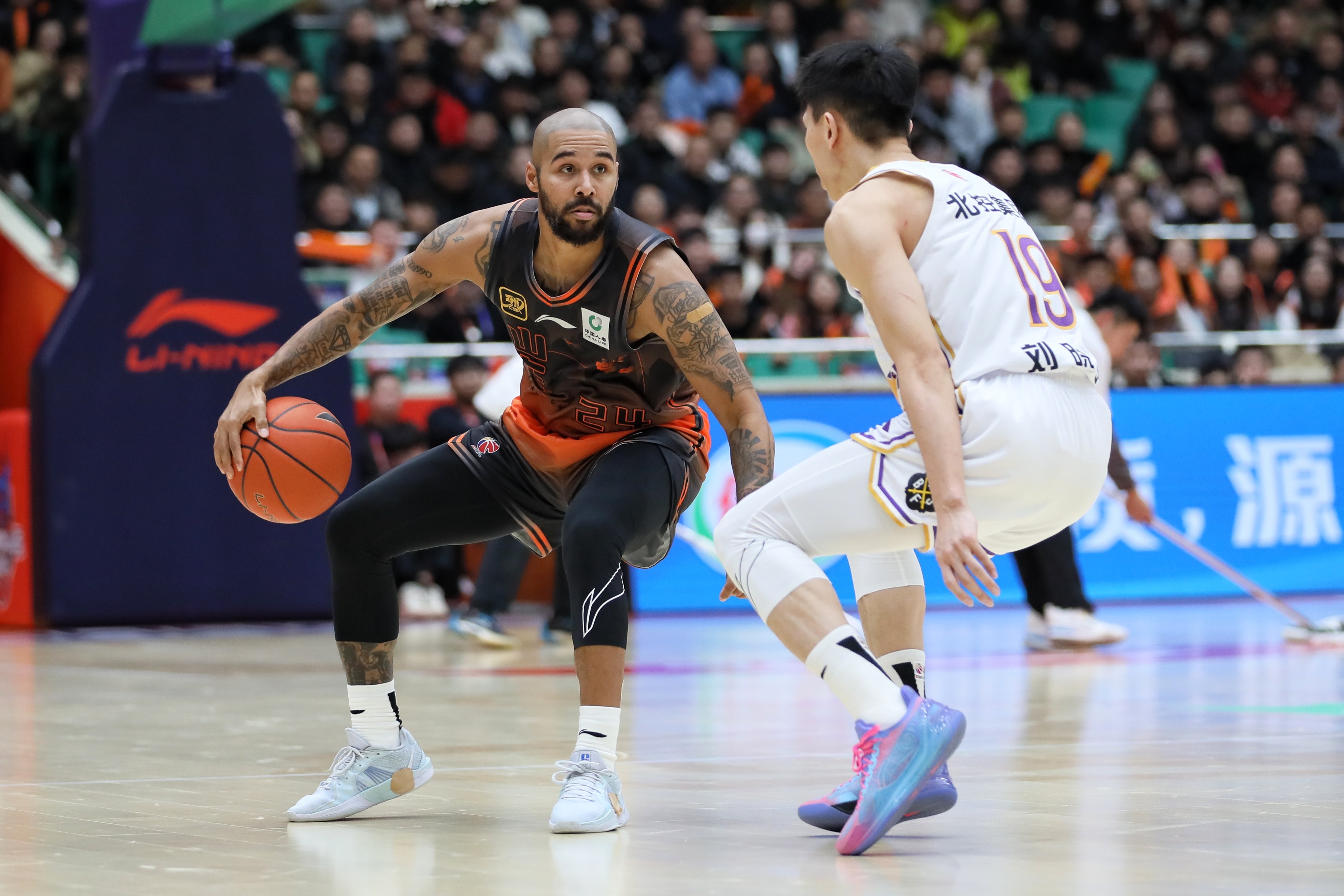  深圳男篮对阵上海最新消息 