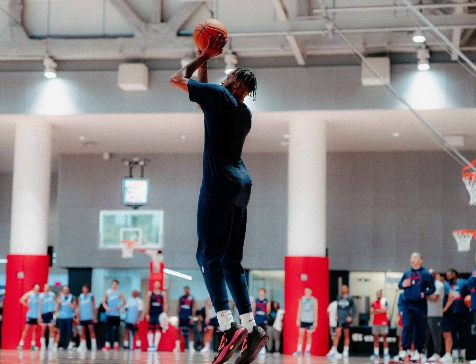  星随平野阔江入大荒流 