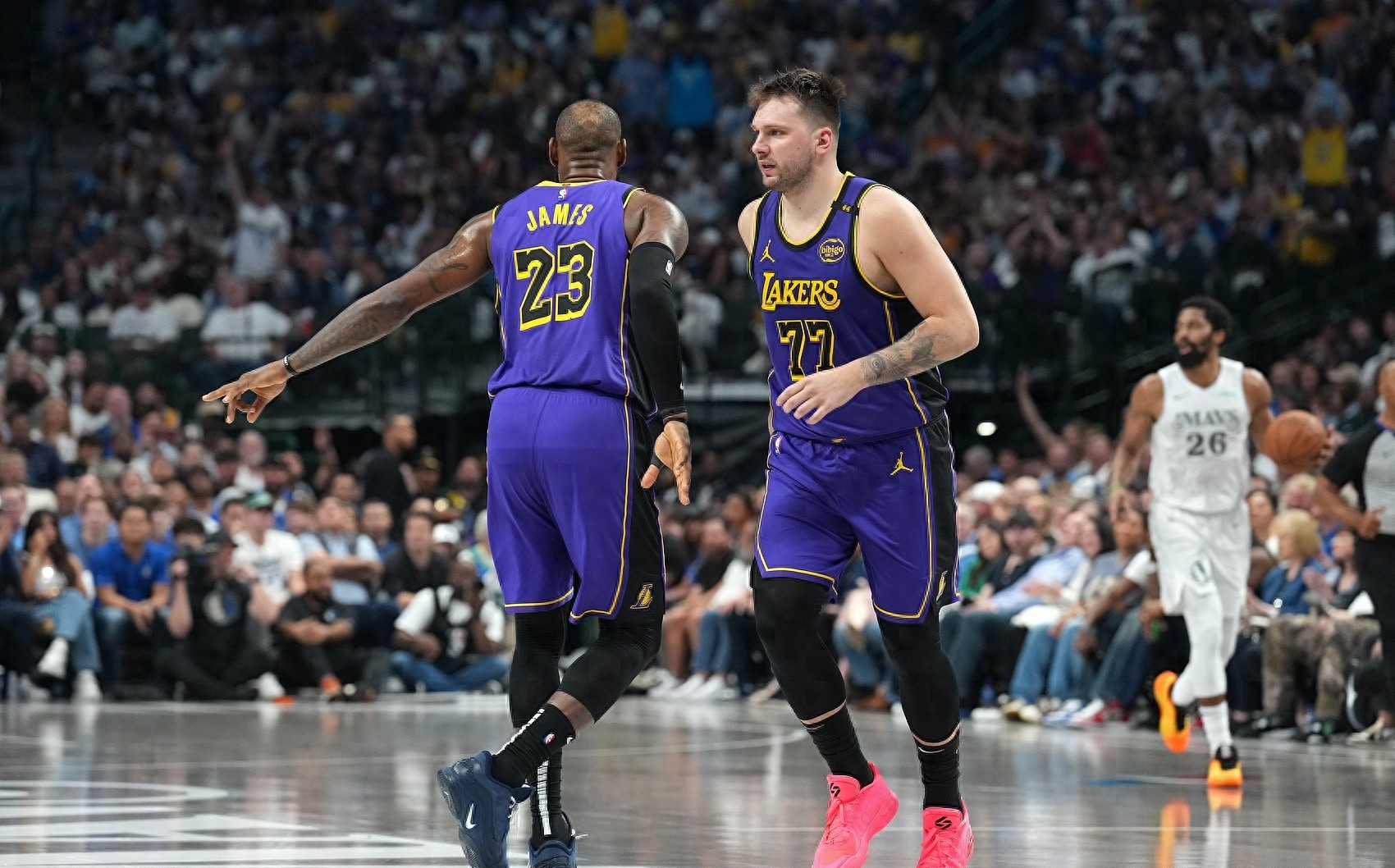 洛杉矶警方极力阻止抗议者前进